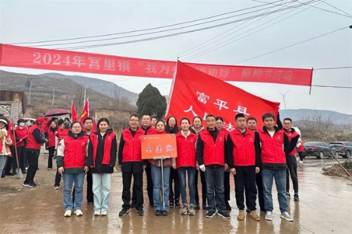 富平县人民法院组织开展“我为乔山添新绿”义务植树志愿服务活动。
