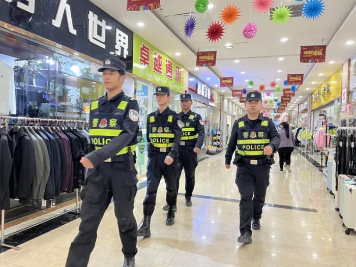 韩城公安民警在商场巡逻。