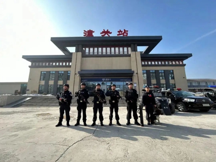 潼关民警定点执勤。