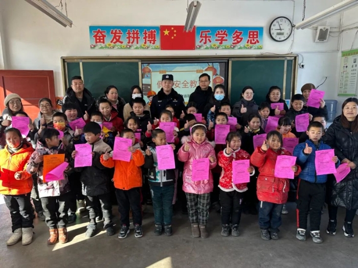 合阳民警进校园开展安全教育宣传。