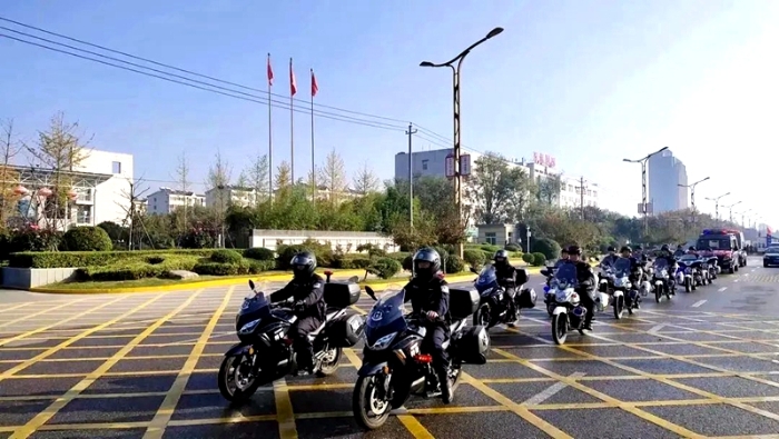 渭北公安民警群里保护人民群众安全。