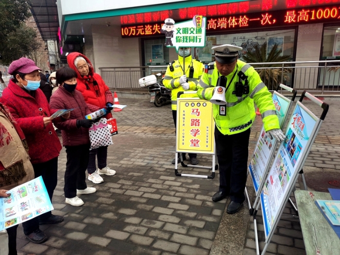 华州公安交警持续开展“马路学堂”交通安全宣传活动。