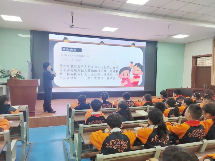 华阴市人民检察院“春玲”未检工作室干警走进华阴市城关小学开展法治讲座。
