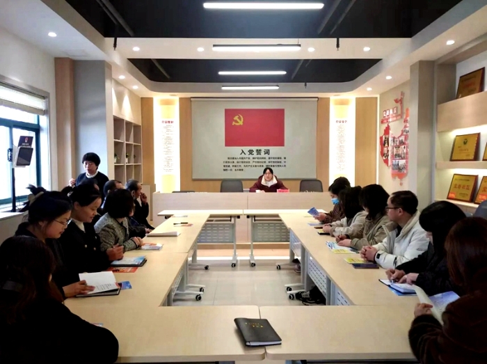 澄城县司法局组织社区法律顾问深入城关街道宝塔社区开展普法宣传工作。