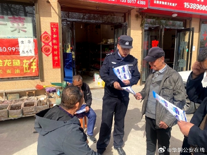 华阴公安玉泉派出所民警深入辖区开展普法宣传。