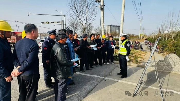 蒲城交警向进城务工人员宣传交通安全知识。