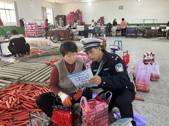 大荔公安交警集中开展交通安全宣传活动。