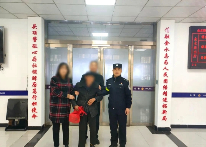 合阳民警救助走失老人。