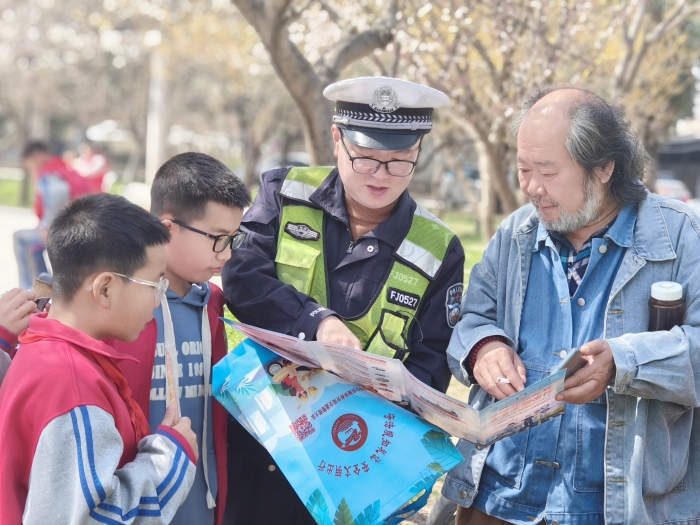 华州公安交警杏林中队民警走进辖区农村地区开展“一老一小”交通安全宣传教育活动。