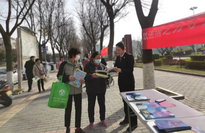 华州区法院联合多部门开展“世界水日”宣传活动。