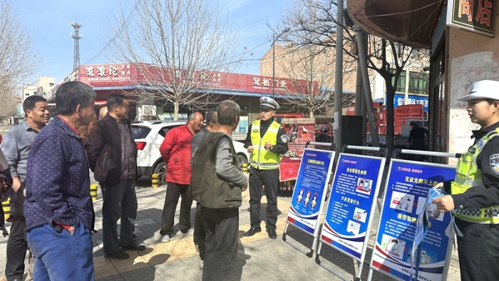 合阳交警走进劳务市场开展“进城务工人员”交通安全宣传活动。