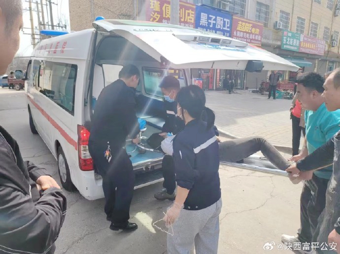 富平民警及时救助突发疾病女子。