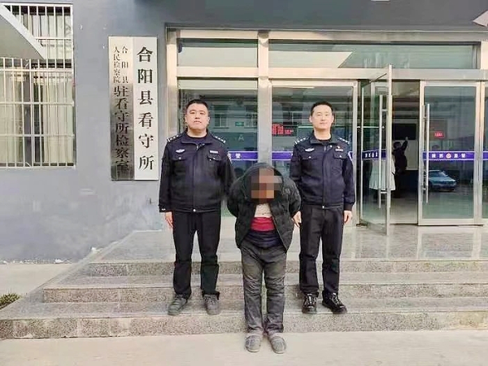 男子盗窃光伏材料被合阳公安抓获。