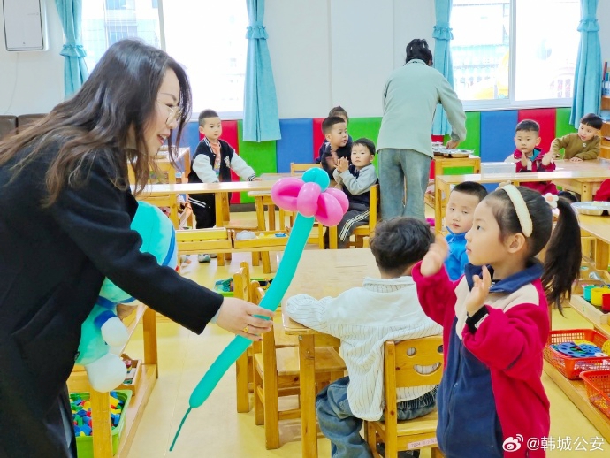 韩城公安联合秦东救援中心志愿者在辖区幼儿园开展“以‘拐’助防  护幼成长”安全演练活动。