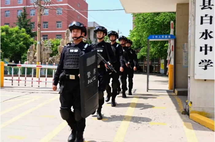 白水公安民警深入校园开展安全巡查。