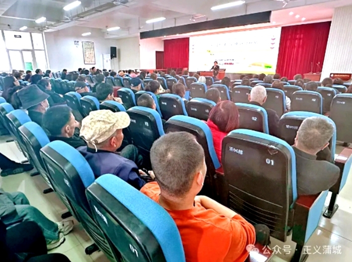 蒲城县人民检察院干警前往县职业教育中心以“预防校园欺凌 父母如何赋能”为主题为学生家长送上了一堂法治教育课。 蒲城县人民检察院干警前往县职业教育中心以“预防校园欺凌 父母如何赋能”为主题为学生家长送上了一堂法治教育课。