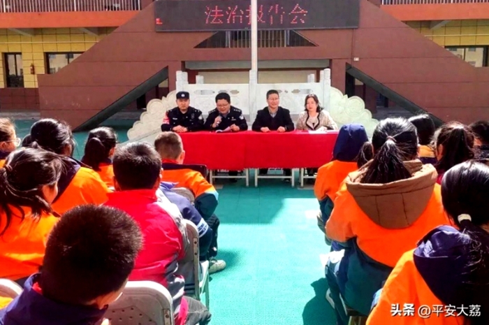 大荔公安开展法治宣传进校园活动。 大荔公安开展法治宣传进校园活动。