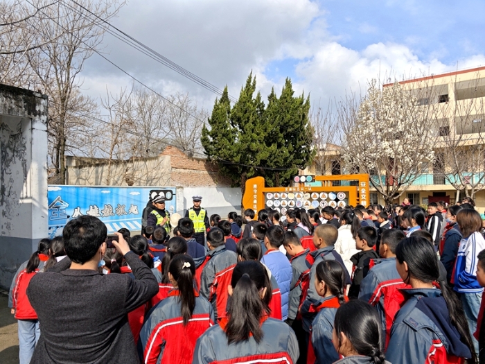 华州公安交警走进东阳小学积极开展交通安全进校园宣传活动。 华州公安交警走进东阳小学积极开展交通安全进校园宣传活动。