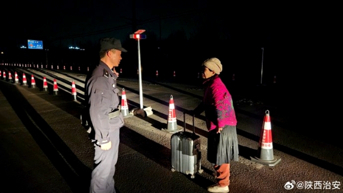 韩城民警暖心护送迷路老人。 韩城民警暖心护送迷路老人。