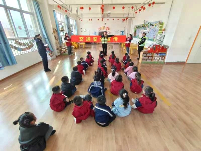 潼关交警走进潼关南新幼儿园开展交通安全宣教活动。 潼关交警走进潼关南新幼儿园开展交通安全宣教活动。