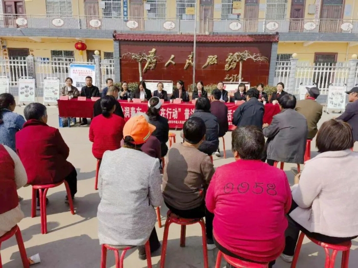 渭南中院开展普法进乡村活动。 渭南中院开展普法进乡村活动。