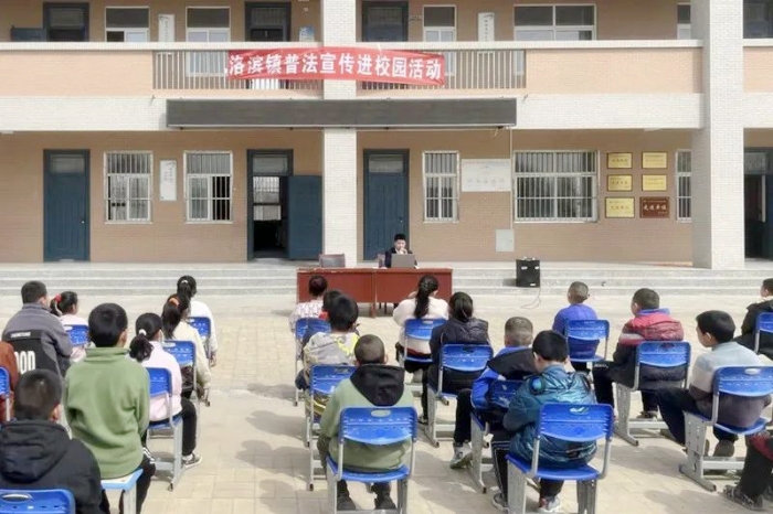 蒲城法院孙镇法庭以“拒绝校园欺凌”为主题开展法治进校园活动。 蒲城法院孙镇法庭以“拒绝校园欺凌”为主题开展法治进校园活动。