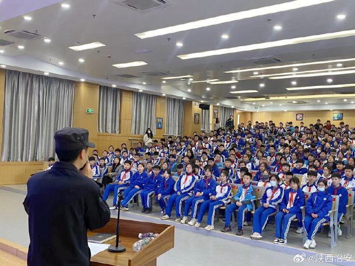 韩城金城派出所民警走进校园展反校园欺凌法治宣传教育活动。 韩城金城派出所民警走进校园展反校园欺凌法治宣传教育活动。