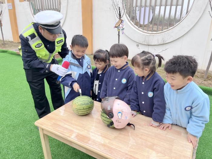 华阴交警走进幼儿园开展交通安全宣传活动。 华阴交警走进幼儿园开展交通安全宣传活动。