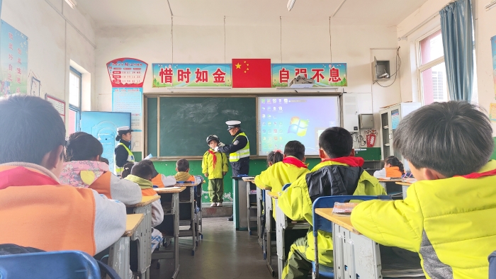 蒲城县公安局交通管理大队民警走进孙镇东陈希望小学开展交通安全进“校园”活动。 蒲城县公安局交通管理大队民警走进孙镇东陈希望小学开展交通安全进“校园”活动。