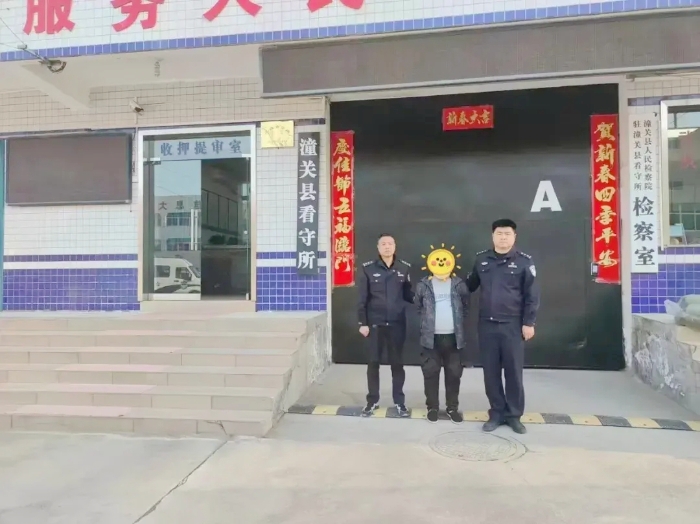 男子帮助他人取现十二万元获3000元好处费被潼关警方刑拘..WEBP 男子帮助他人取现十二万元获3000元好处费被潼关警方刑拘..WEBP