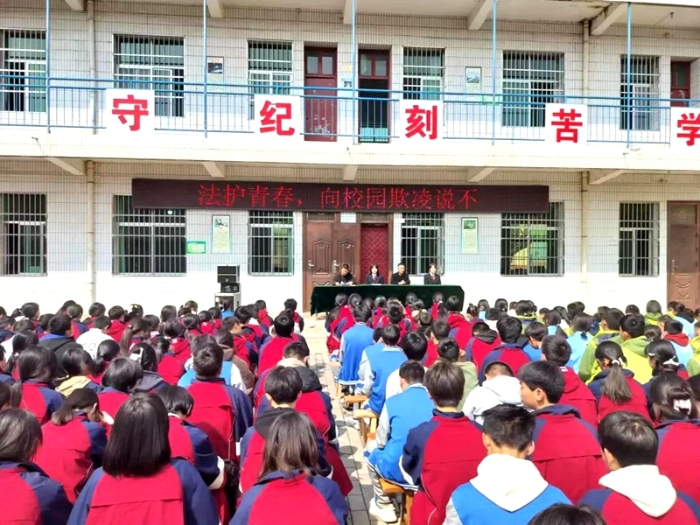 临渭法院故市法庭干警走进学校开展法治宣教活动。 临渭法院故市法庭干警走进学校开展法治宣教活动。