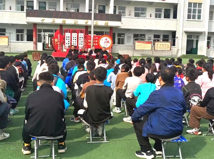 韩城法院走进芝阳学校开展法治报告会。 韩城法院走进芝阳学校开展法治报告会。
