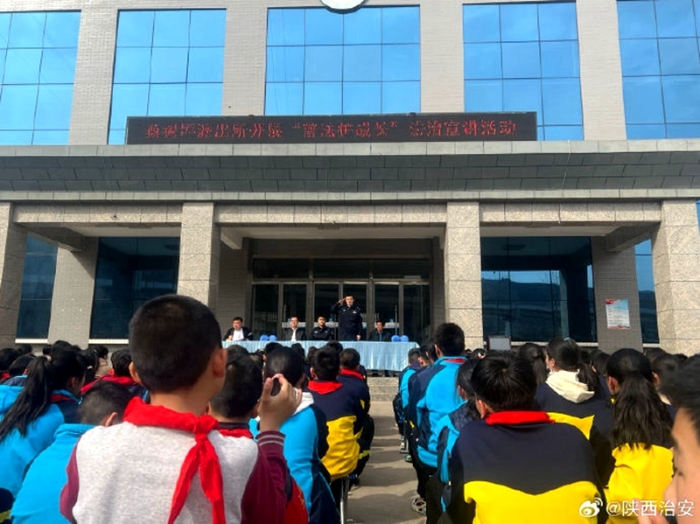 韩城公安桑树坪派出所深入辖区学校开展“普法护成长”法治宣讲。 韩城公安桑树坪派出所深入辖区学校开展“普法护成长”法治宣讲。