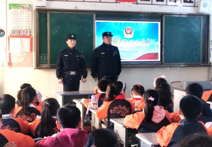 华阴公安城关派出所开展法治进校园活动。 华阴公安城关派出所开展法治进校园活动。