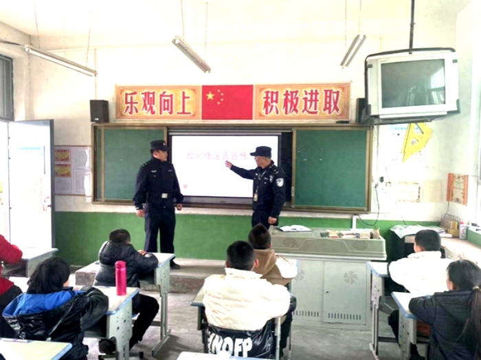 澄城公安冯原派出打谣宣传进校园活动。 澄城公安冯原派出打谣宣传进校园活动。