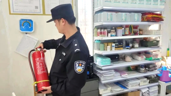 临渭公安崇凝派出所开展“九小场所”消防安全检查。 临渭公安崇凝派出所开展“九小场所”消防安全检查。