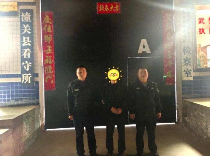 一男子夜间“开盲盒” 被潼关警方抓获。 一男子夜间“开盲盒” 被潼关警方抓获。