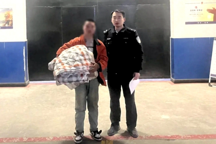 大荔公安破获系列“拉车门”盗窃车内财物案。 大荔公安破获系列“拉车门”盗窃车内财物案。