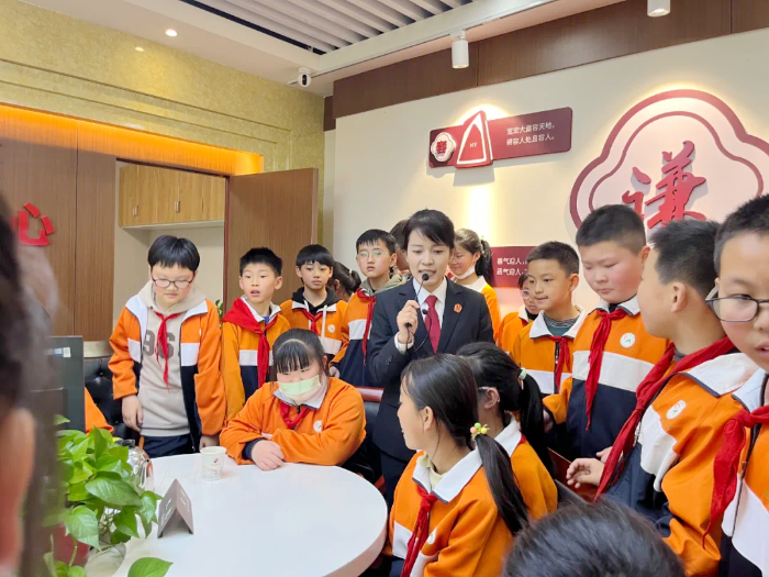 华阴法院举办开放日活动,邀请城关小学师生“沉浸式”体验司法的威严与公正。 华阴法院举办开放日活动,邀请城关小学师生“沉浸式”体验司法的威严与公正。