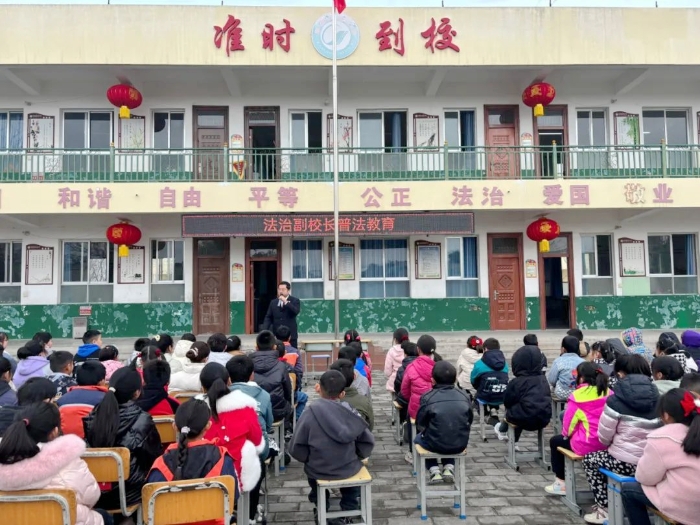 富平县人民检察院法治副校长送法进校园。 富平县人民检察院法治副校长送法进校园。