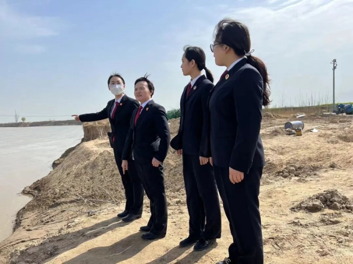 华州区人民检察院联合华州区人民法院开展以“依法保护水资源,携手共护母亲河”为主题的普法宣传活动。 华州区人民检察院联合华州区人民法院开展以“依法保护水资源,携手共护母亲河”为主题的普法宣传活动。