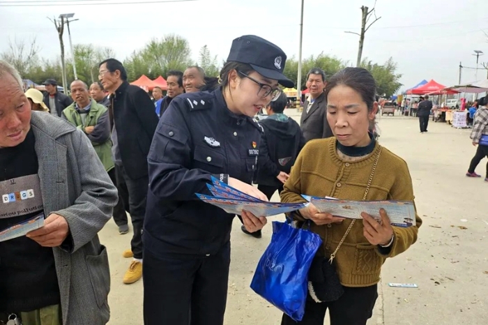 华州公安组织民警在宁山寺开展网络安全主题宣传活动。 华州公安组织民警在宁山寺开展网络安全主题宣传活动。