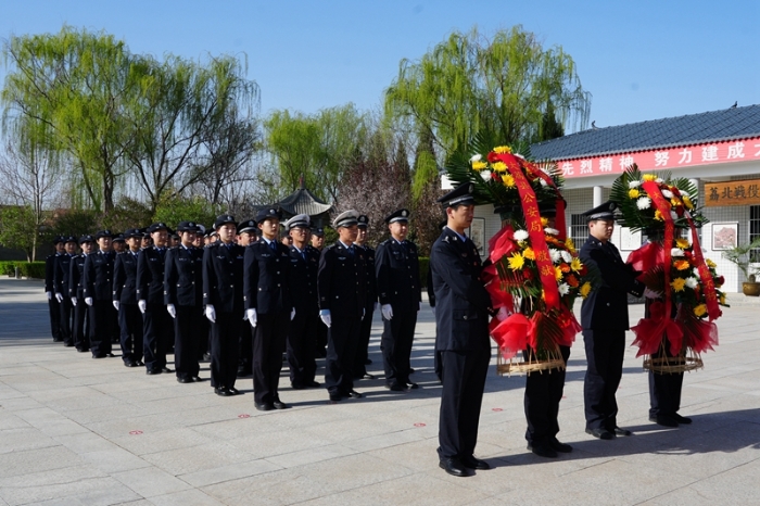 大荔公安开展缅怀革命先烈活动。 大荔公安开展缅怀革命先烈活动。
