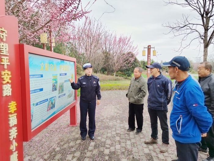 华州公安交警依托执法检查站开展春季交通安全宣传活动。 华州公安交警依托执法检查站开展春季交通安全宣传活动。