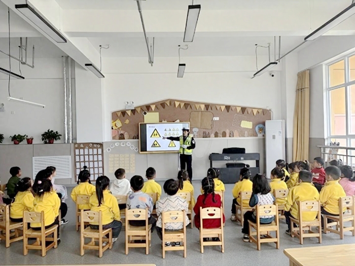 华阴公安交警深入第五幼儿园开展交通安全知识宣传. 华阴公安交警深入第五幼儿园开展交通安全知识宣传.