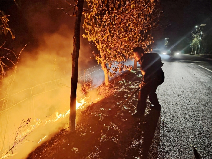 澄城民警巡逻途中快速灭火。 澄城民警巡逻途中快速灭火。