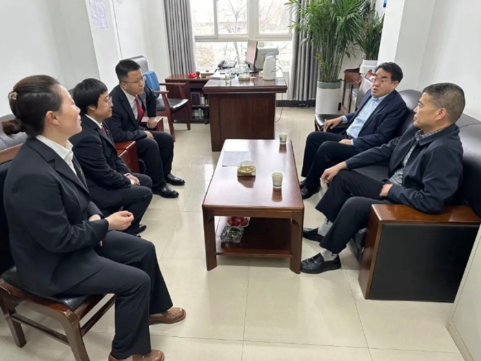 临渭法院党组书记、院长张东亮到高新法庭调研指导工作。 临渭法院党组书记、院长张东亮到高新法庭调研指导工作。