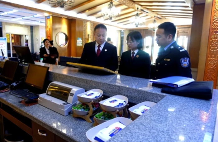 临渭检察干警检查餐饮服务行业食品安全。 临渭检察干警检查餐饮服务行业食品安全。