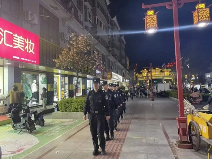 潼关公安在人流量密集场所巡逻。 潼关公安在人流量密集场所巡逻。