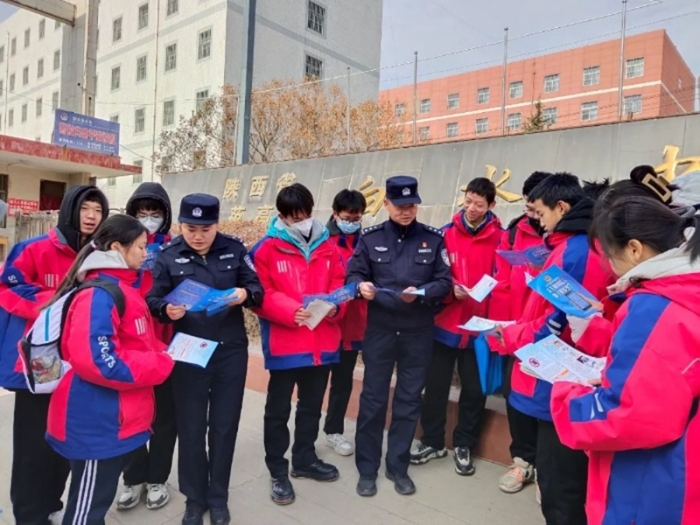 白水公安开展打击网络谣言宣传活动。 白水公安开展打击网络谣言宣传活动。